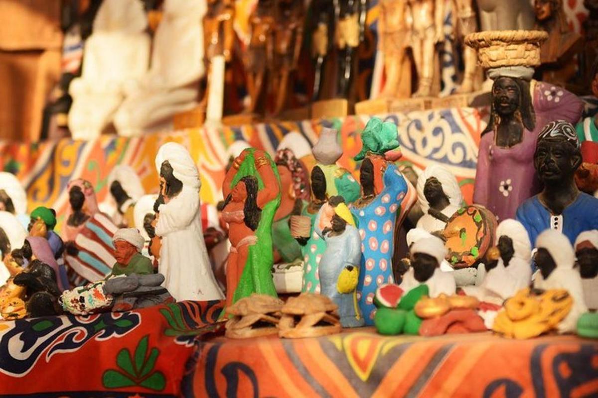 un gruppo di figurine sedute in cima a una torta