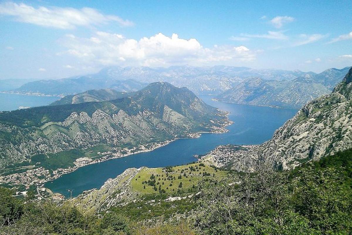 θέα μιας λίμνης στη μέση ενός βουνού