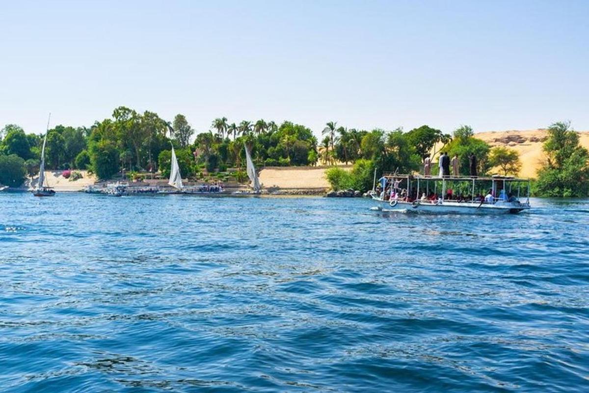 човен, наповнений людьми, на великій водоймі