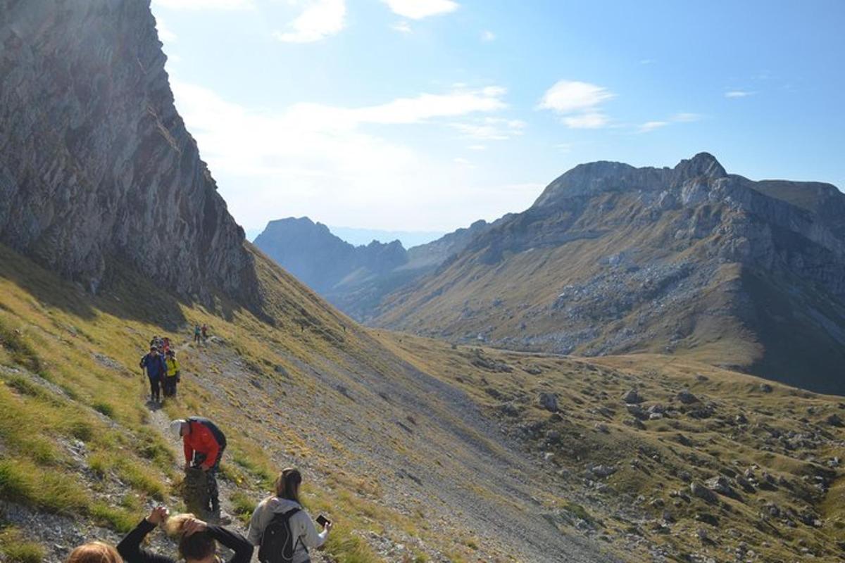 eine Gruppe von Menschen, die einen Berg hinaufgehen