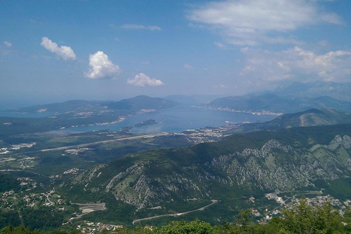 μια εναέρια άποψη μιας πόλης και ενός υδάτινου σώματος