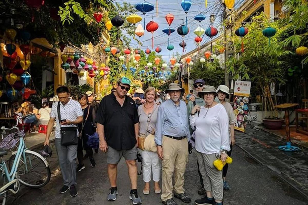 un grup de oameni care pozează pentru o fotografie pe stradă