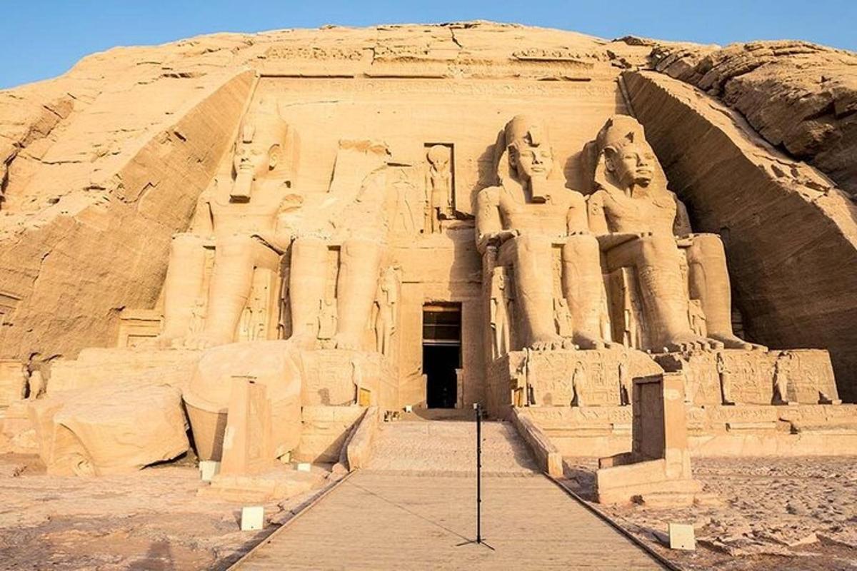 un grande edificio con statue nel deserto