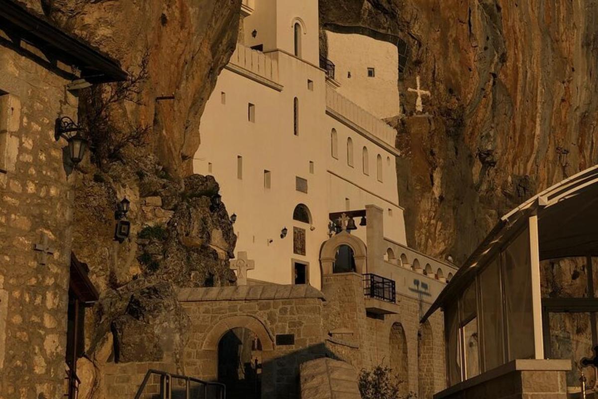 un edificio en la ladera de una montaña
