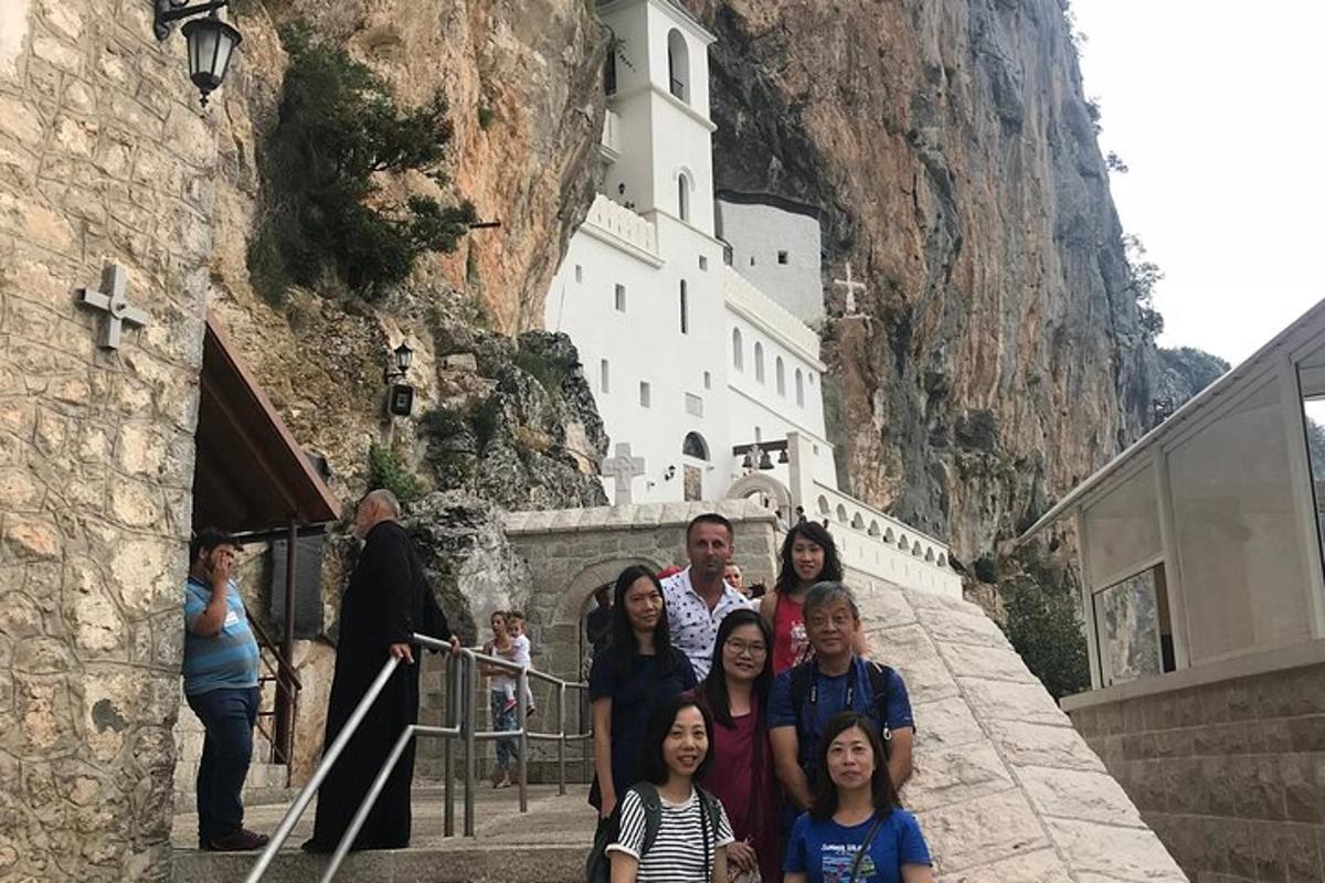 Un grupo de personas posando para una foto frente a una montaña.