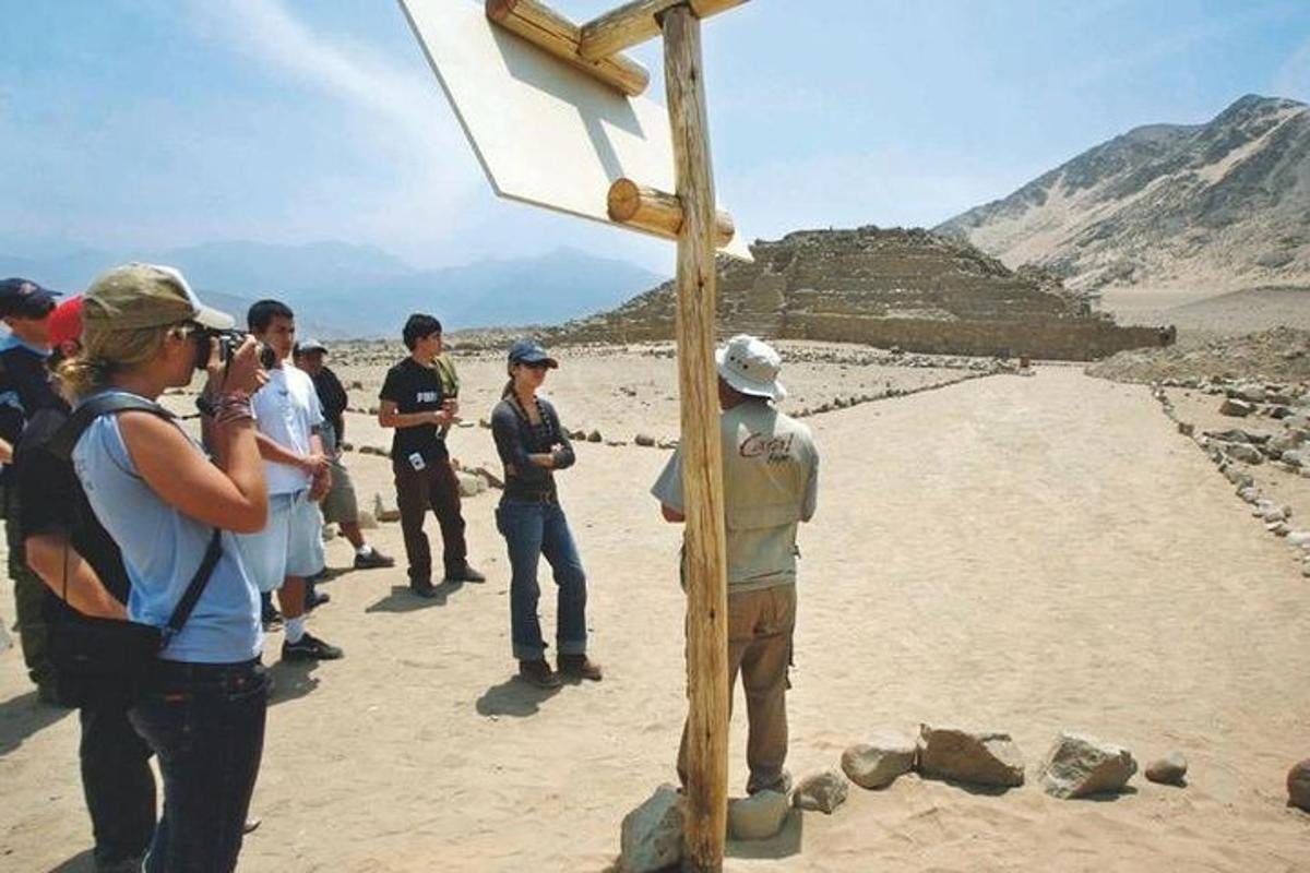 un grup de persones al voltant d'una cistella de bàsquet