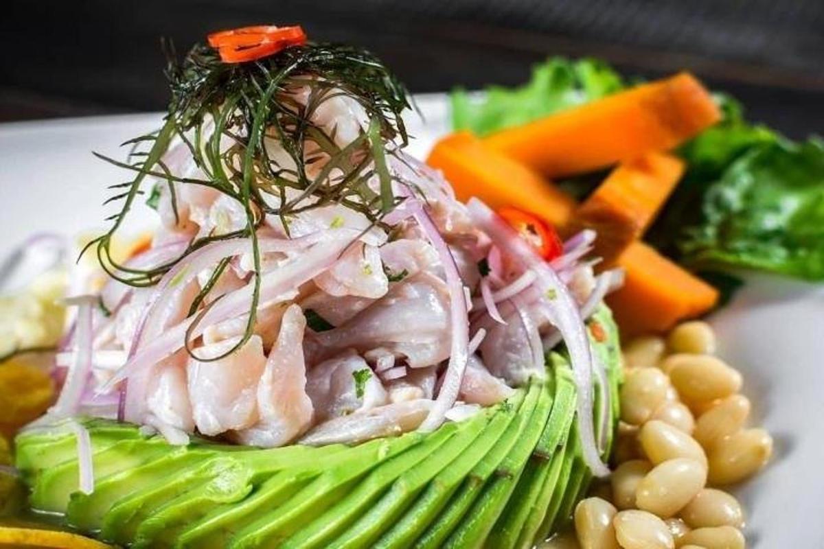 un plat de menjar amb carn i verdures