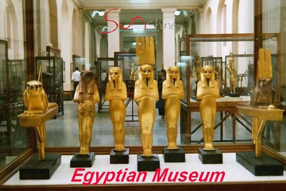 muzeum se skupinou vystavených dřevěných figurek