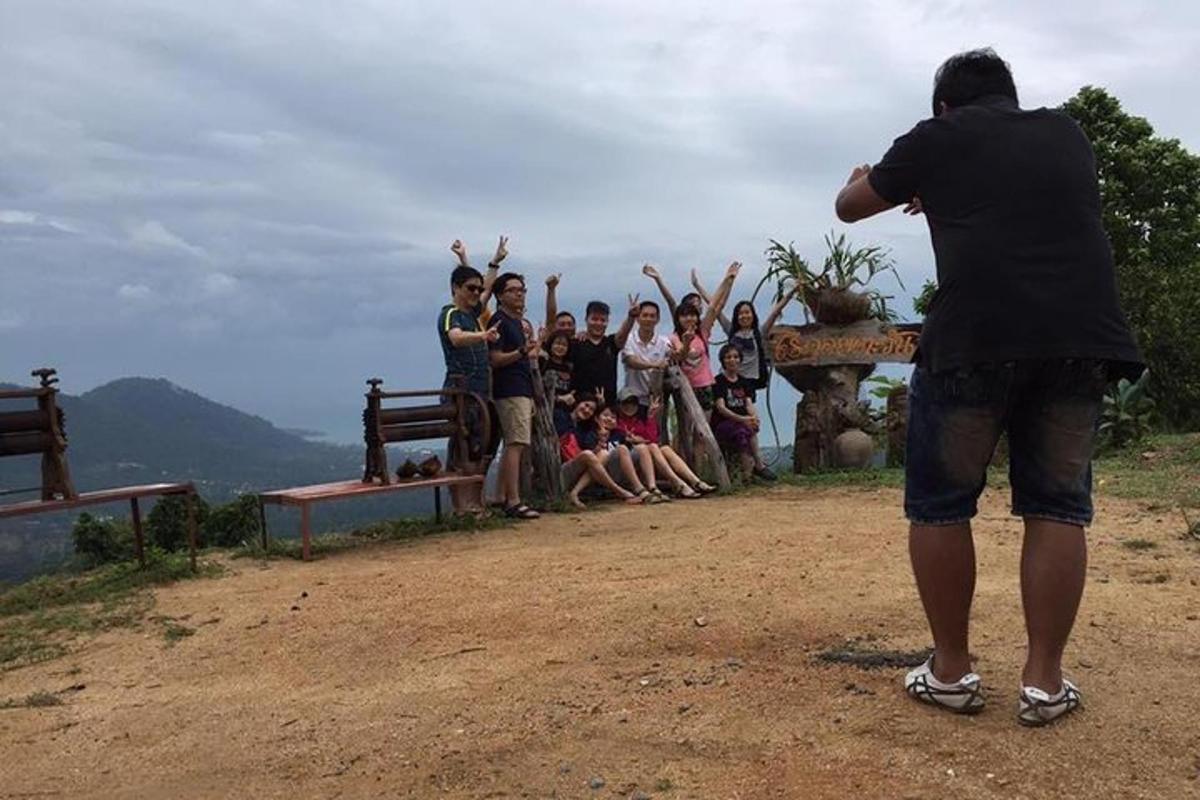un uomo che scatta una foto a un gruppo di persone