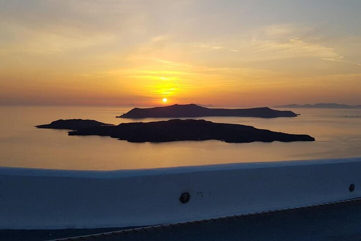 Západ slunce nad oceánem s ostrovem ve vodě