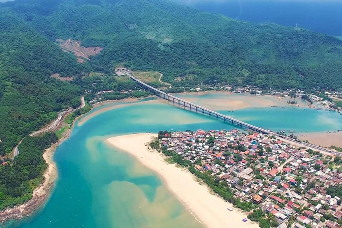 una vista aerea di un ponte sopra una spiaggia
