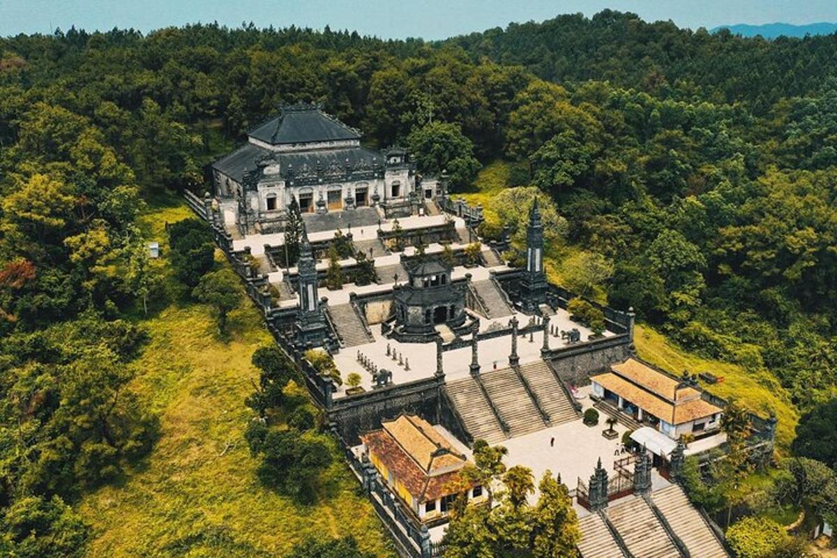 una vista aerea di una grande villa nel bosco