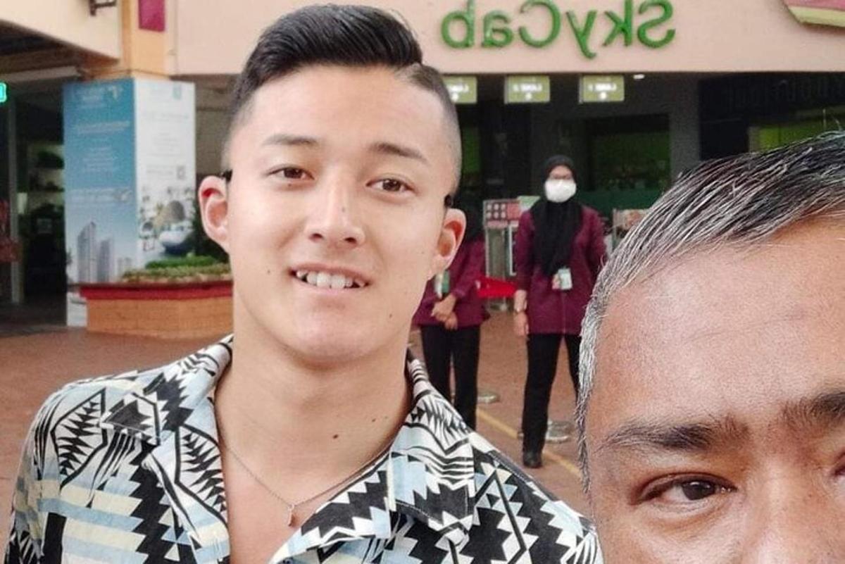 一名男子站在商店前