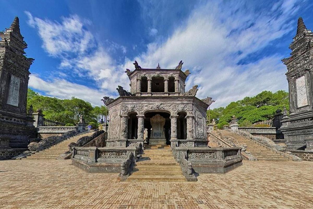 一座石头建筑，有楼梯通往另一座建筑