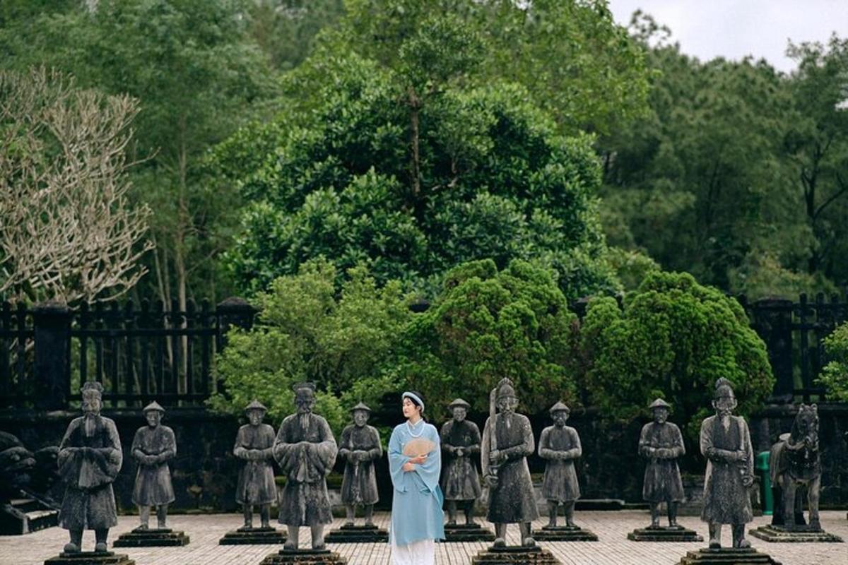 一位女士站在一组雕像前