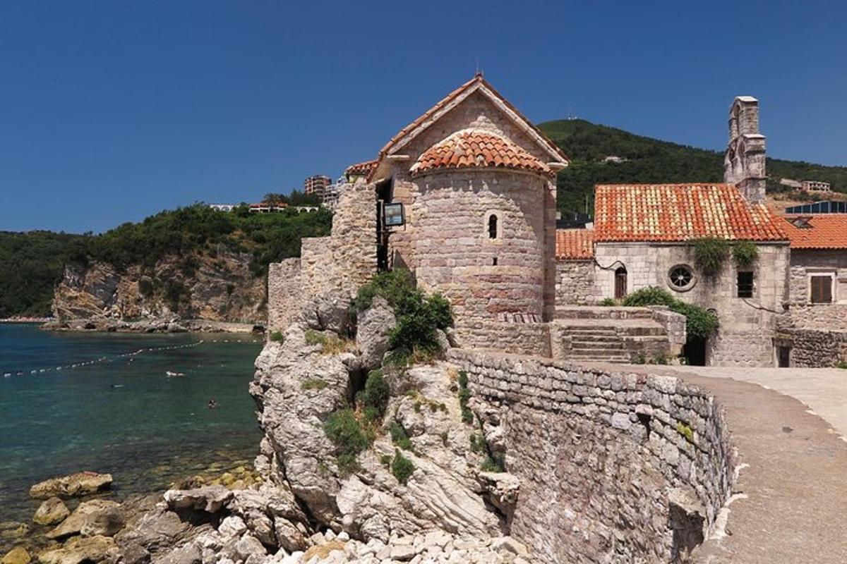 un edifici en un penya-segat al costat de l'aigua