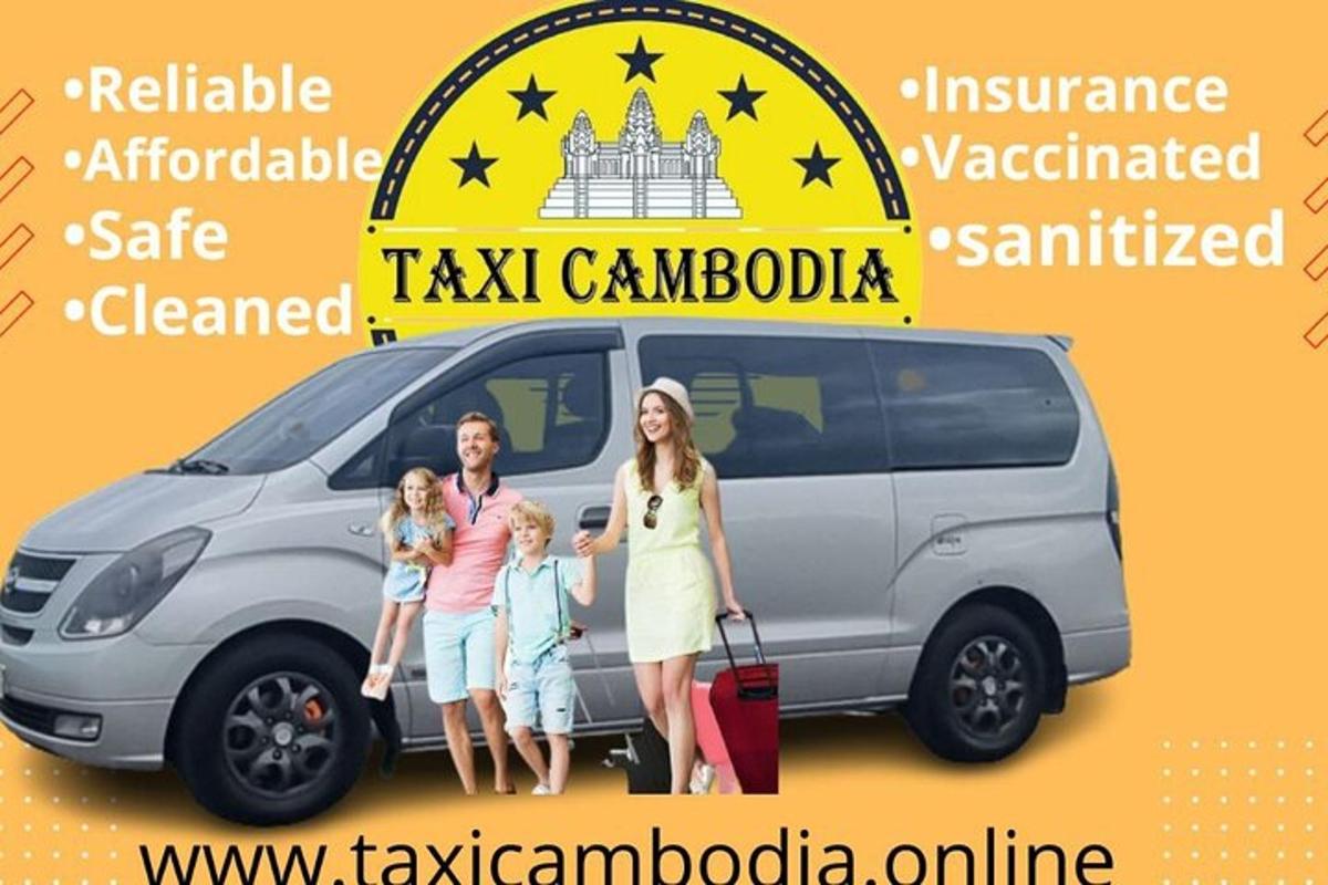 sebuah keluarga sedang berdiri di hadapan sebuah van
