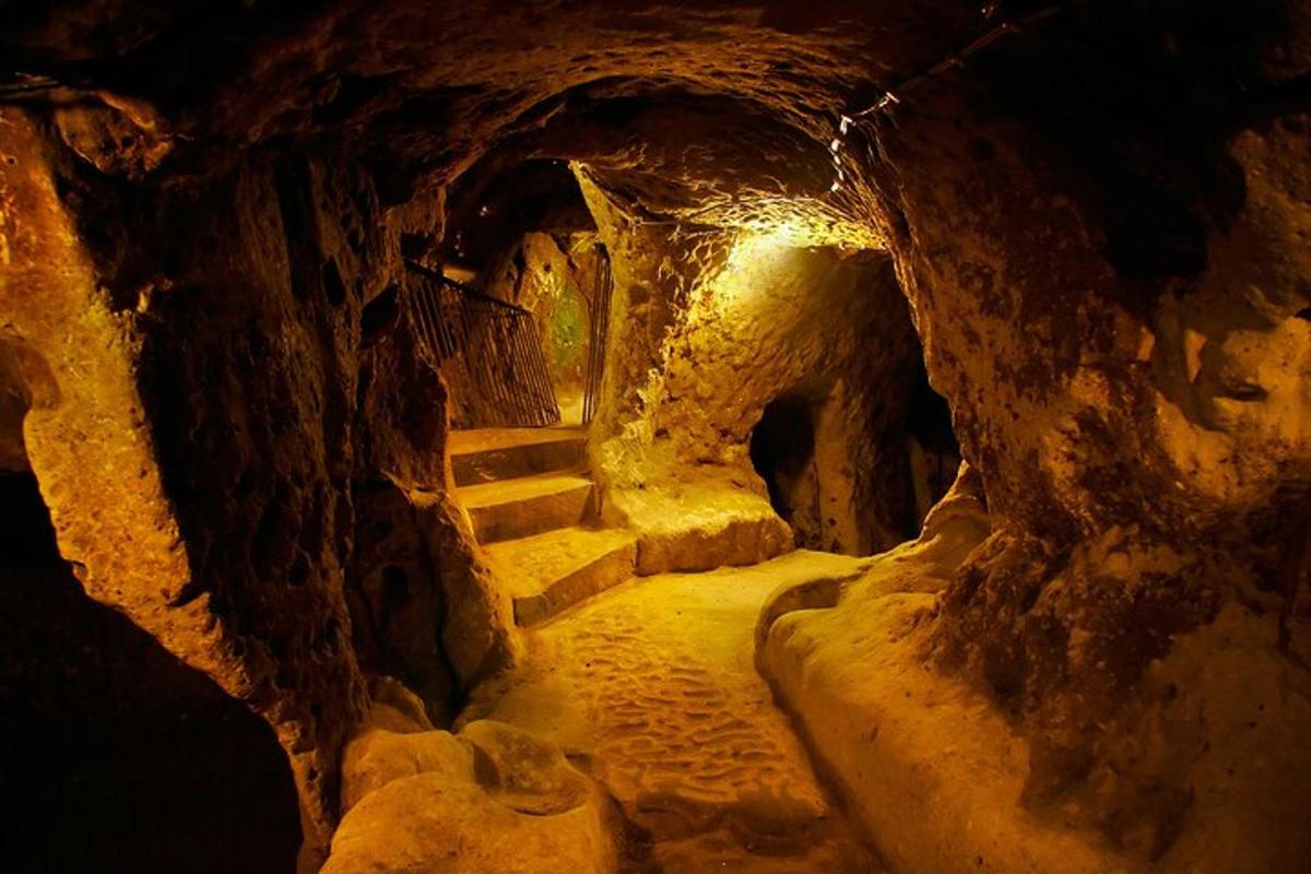 um túnel coberto de neve com escadas em uma caverna