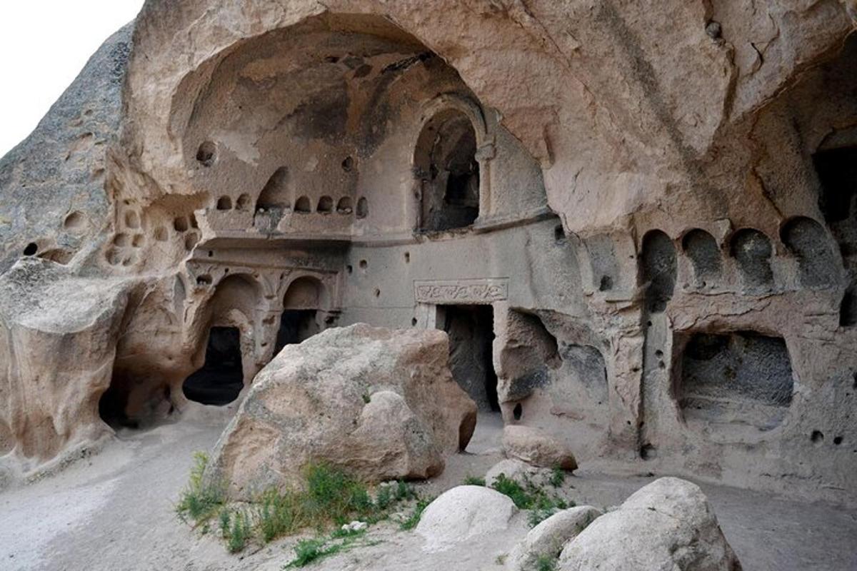 uma caverna em uma montanha com uma rocha
