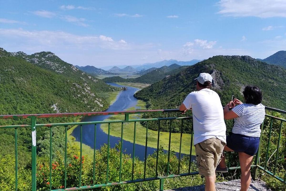Tveir menn taka mynd af ánni