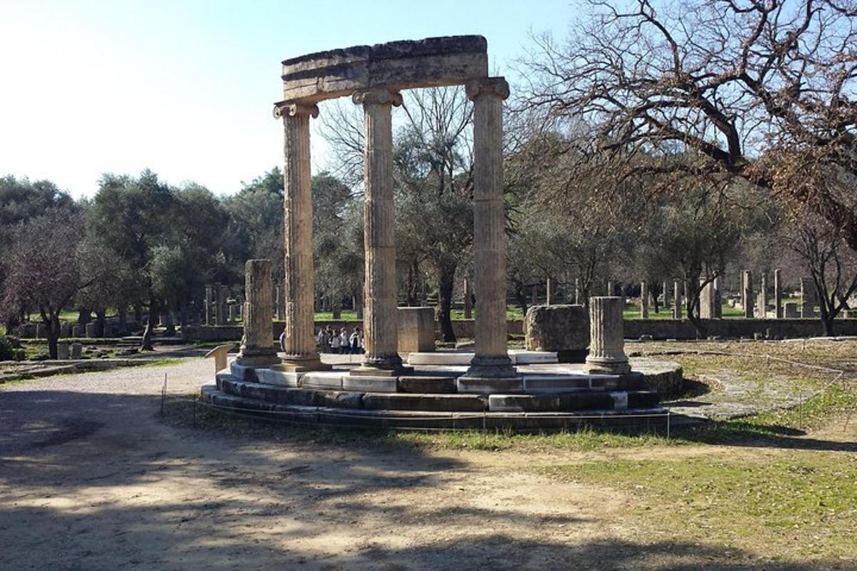 sebuah monumen di tengah-tengah taman