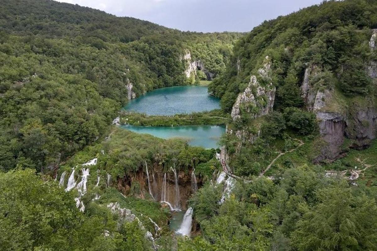 un lago in mezzo a una montagna