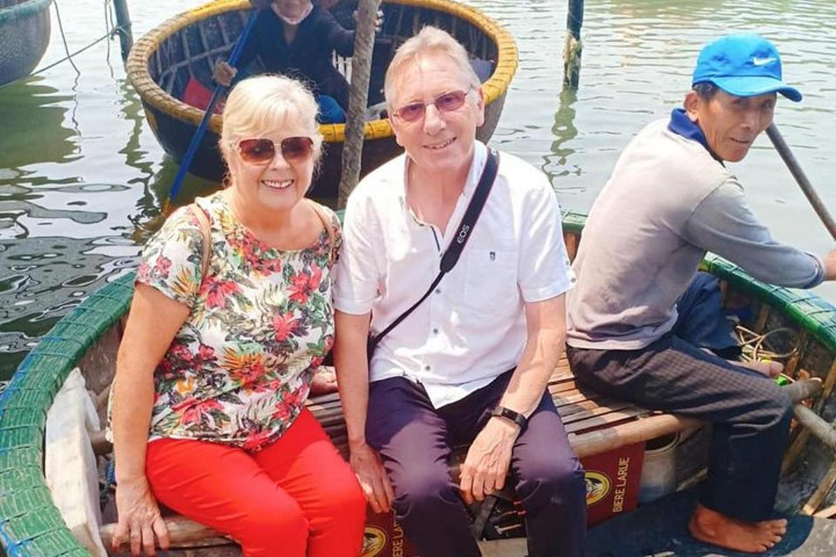 drei Personen sitzen auf einem Boot im Wasser