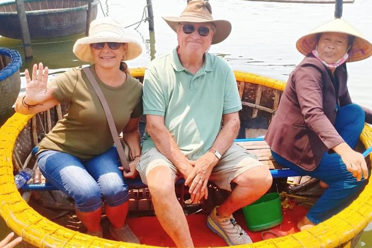 drei Personen sitzen auf einem Boot im Wasser