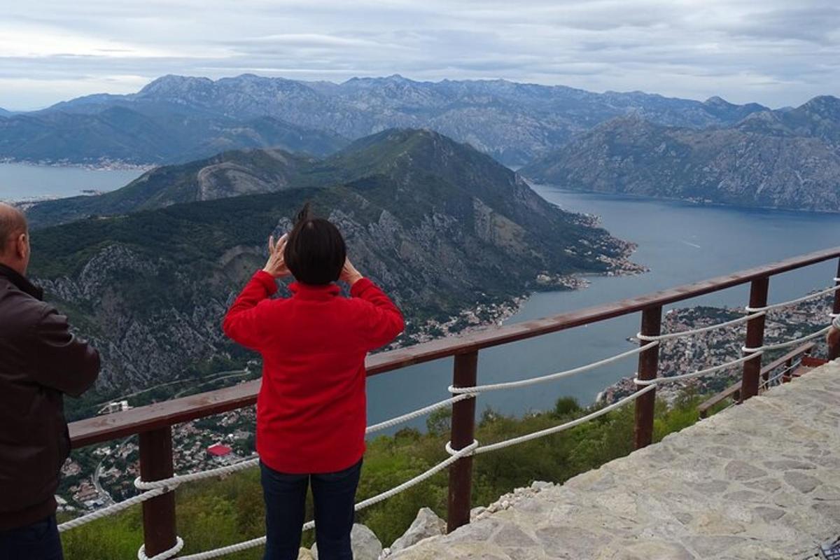 ženska, ki fotografira vodno telo
