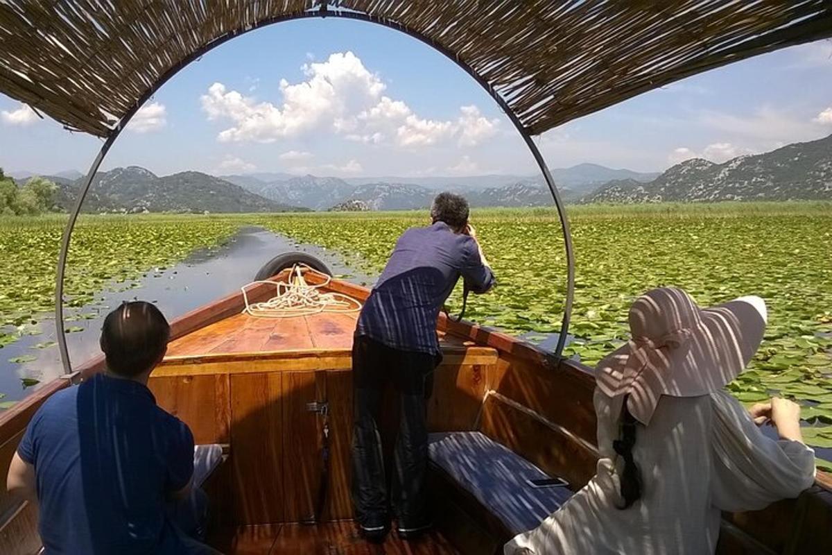 un grupo de personas en un barco en el agua