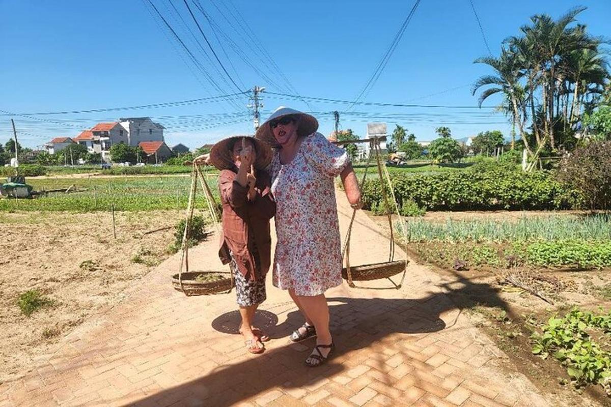 שתי נשים עומדות מול נדנדה