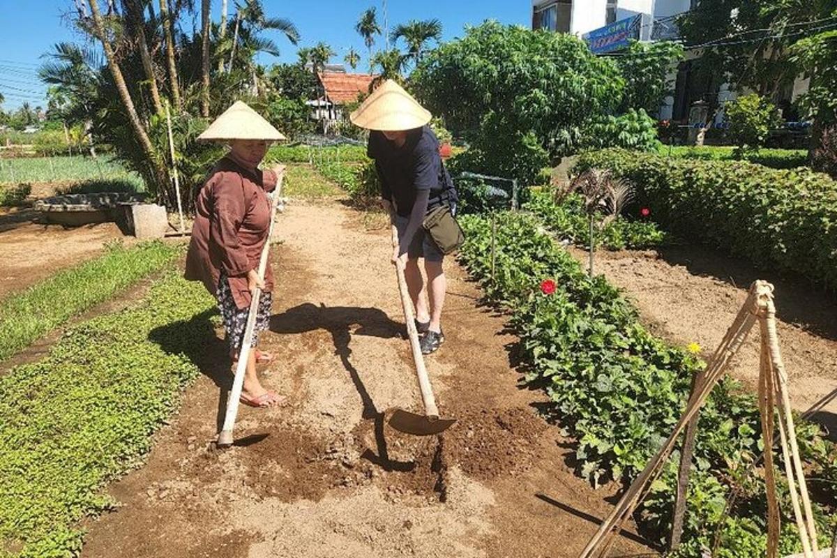 zwei Menschen mit Hüten stehen in einem Garten