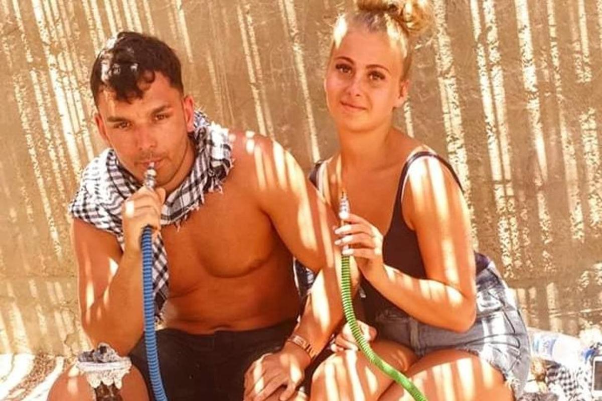 mees ja naine hoiavad köit üles tõstmas