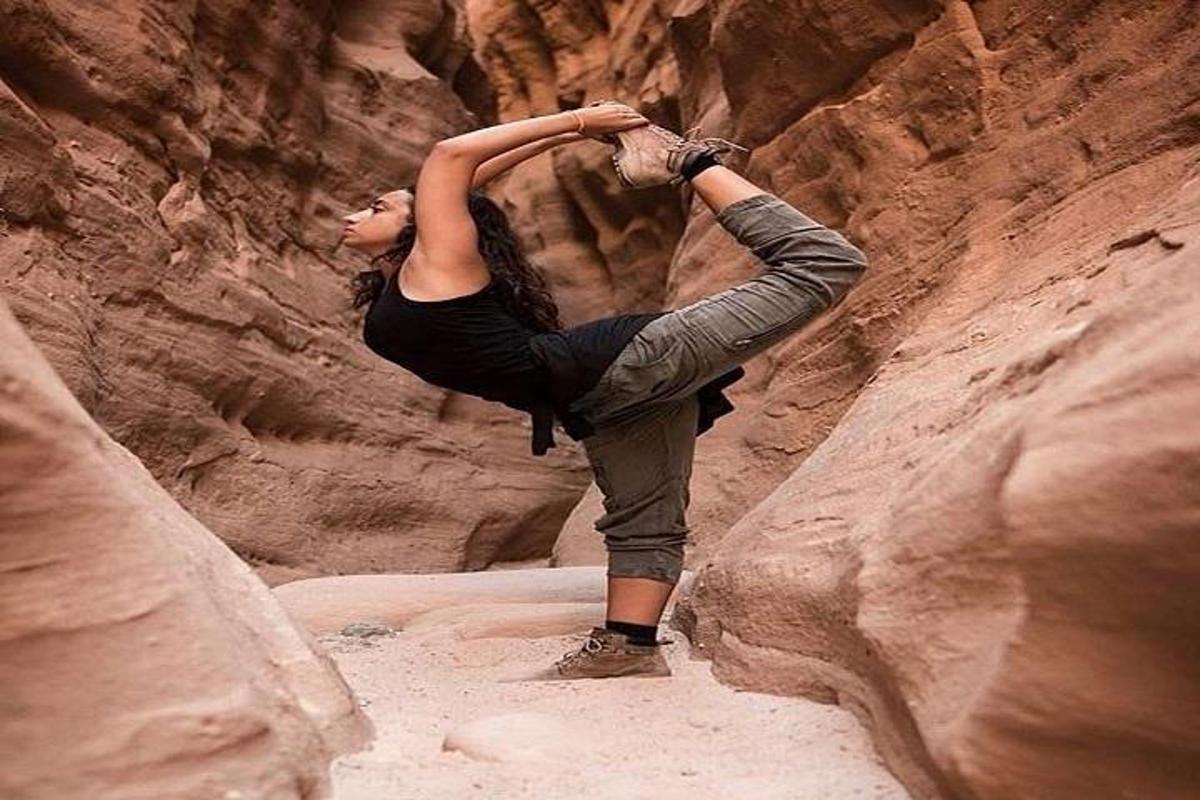 una donna è in piedi su una roccia in un canyon