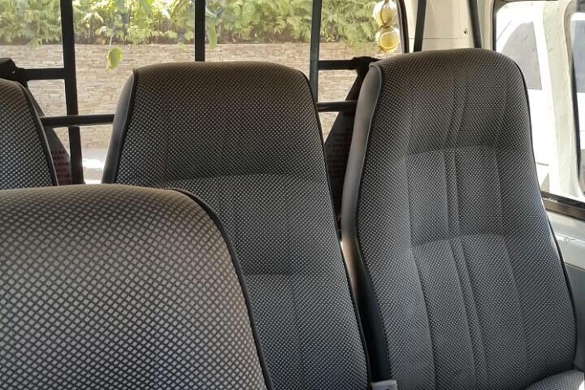 skupina prázdných sedadel v autobuse