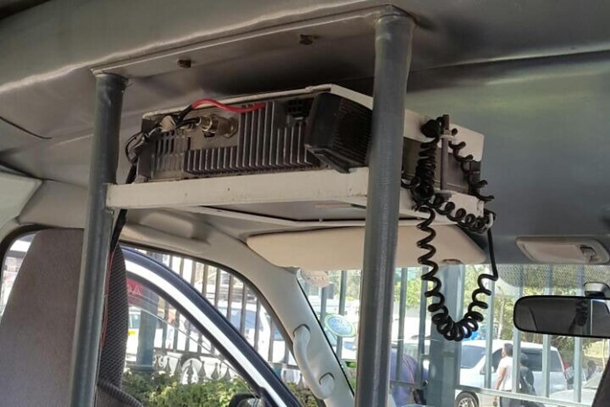 một chiếc radio trên xe buýt trong xe buýt