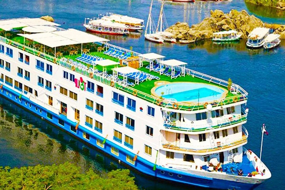 Un crucero en el agua con piscina.