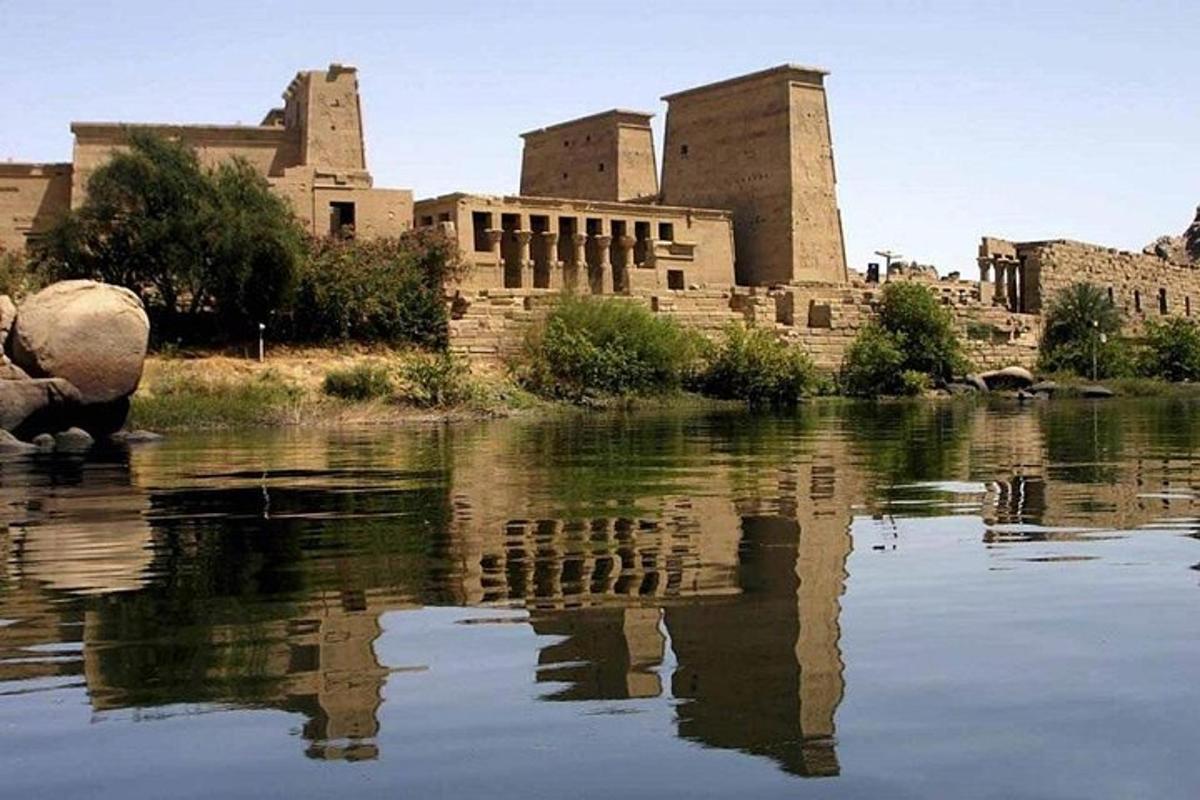 Un edificio antiguo se refleja en un cuerpo de agua.