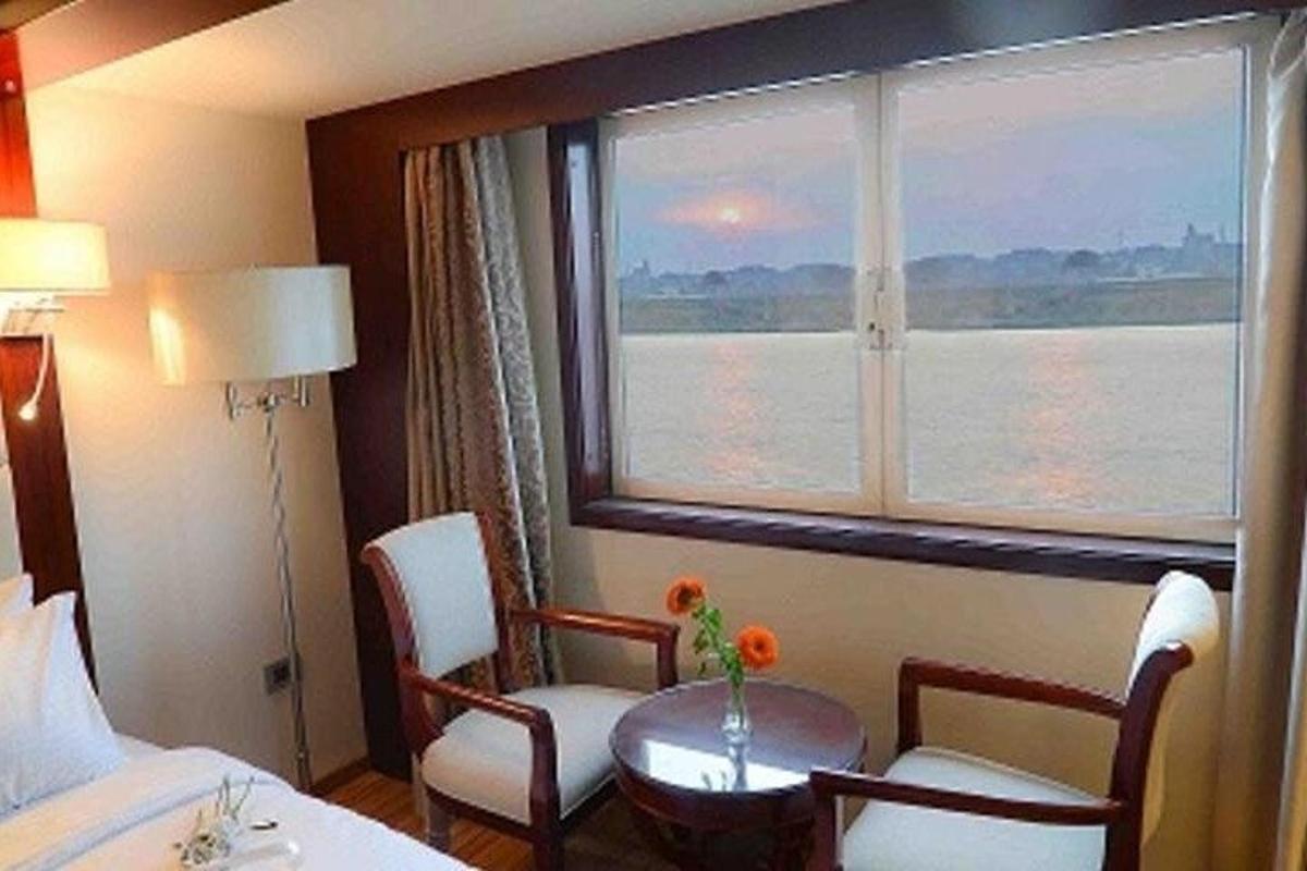 hotelska soba z oknom, mizo in stoli