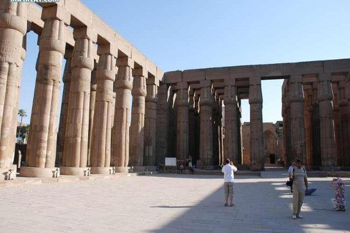 un grup de persones dretes davant d'un gran edifici