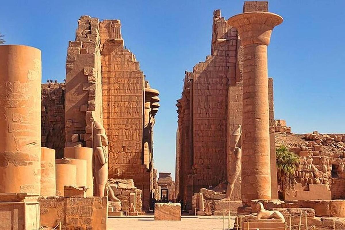 un grupo de ruinas antiguas con columnas y edificios