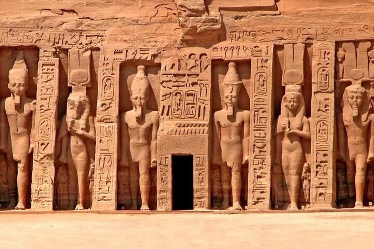 kamenná zeď s hieroglyfy