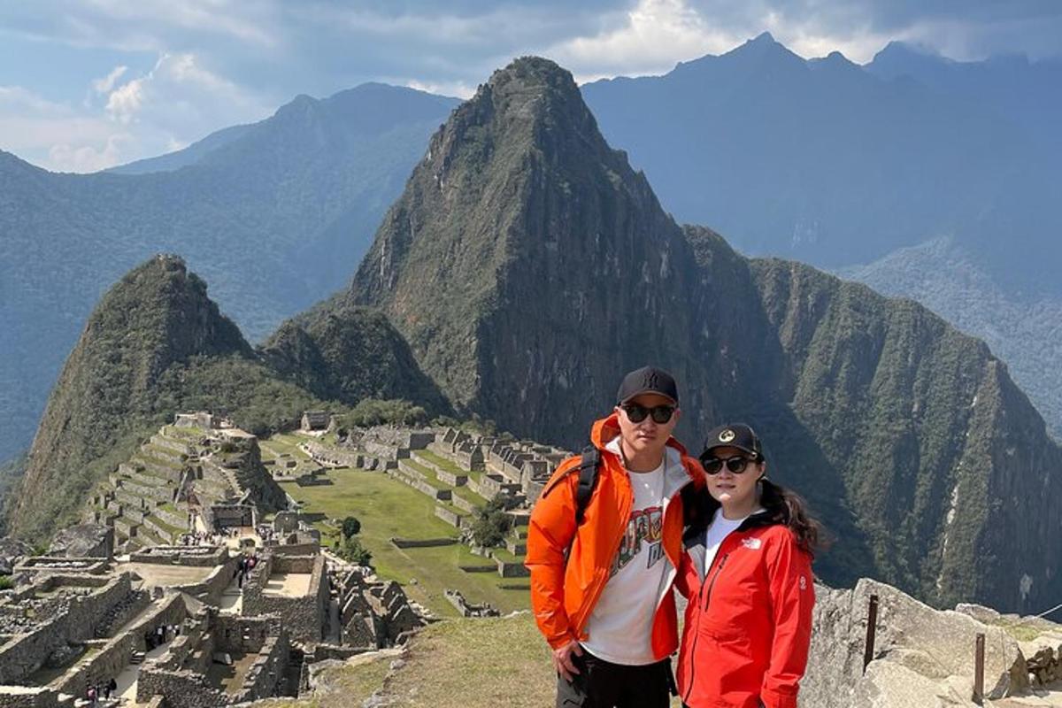 een man en een vrouw staan op de top van een berg