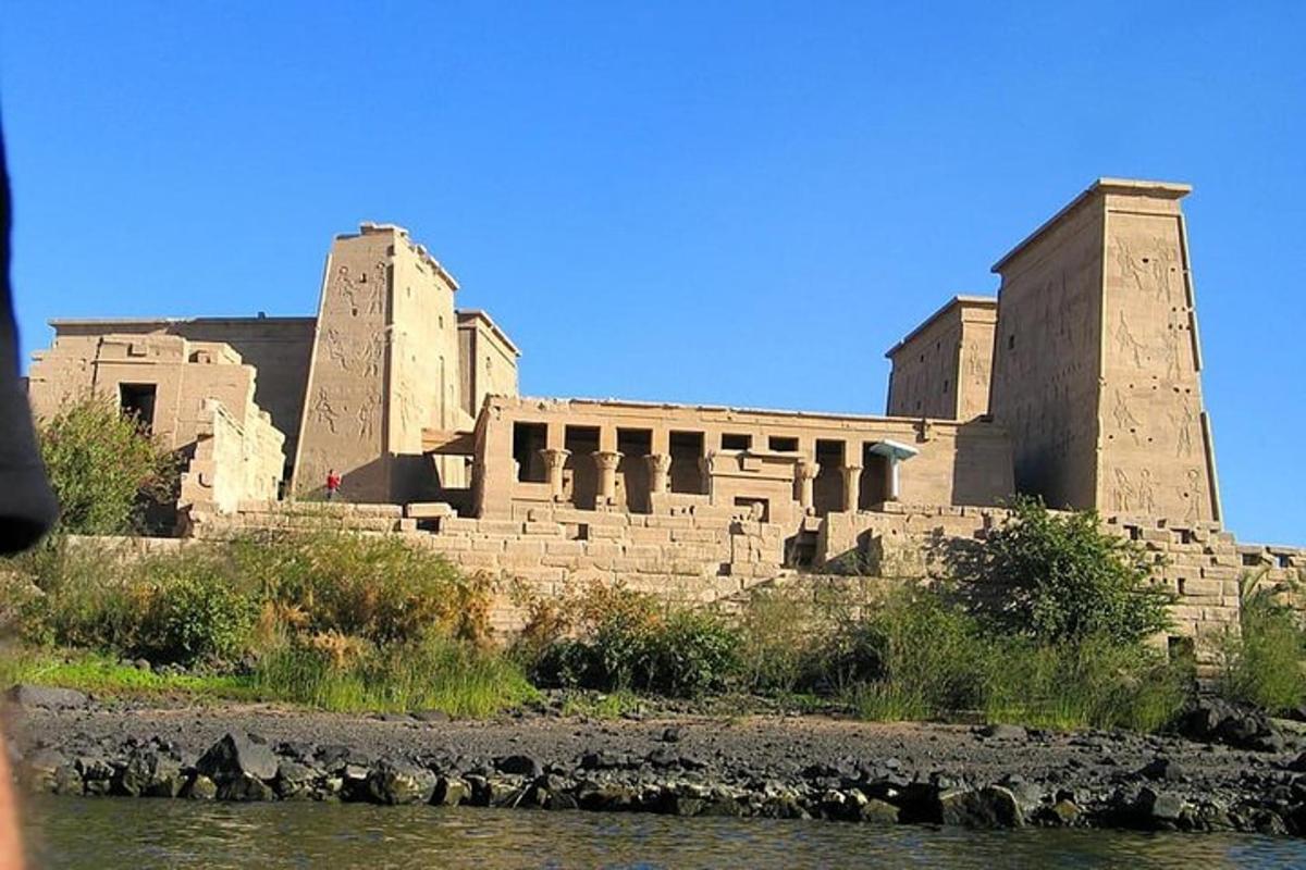 un edificio con due torri sul lato di un fiume