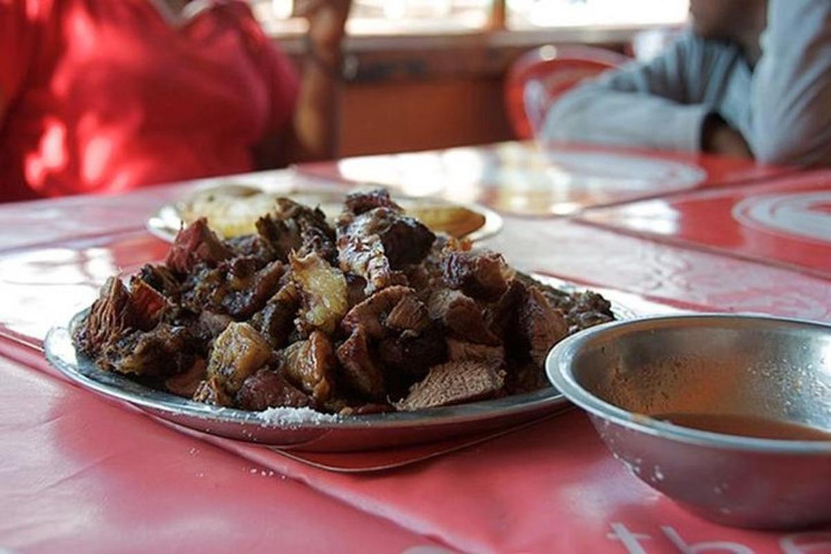 sepinggan makanan di atas meja dengan semangkuk makanan