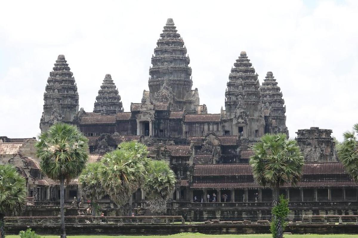 een tempel met palmbomen ervoor