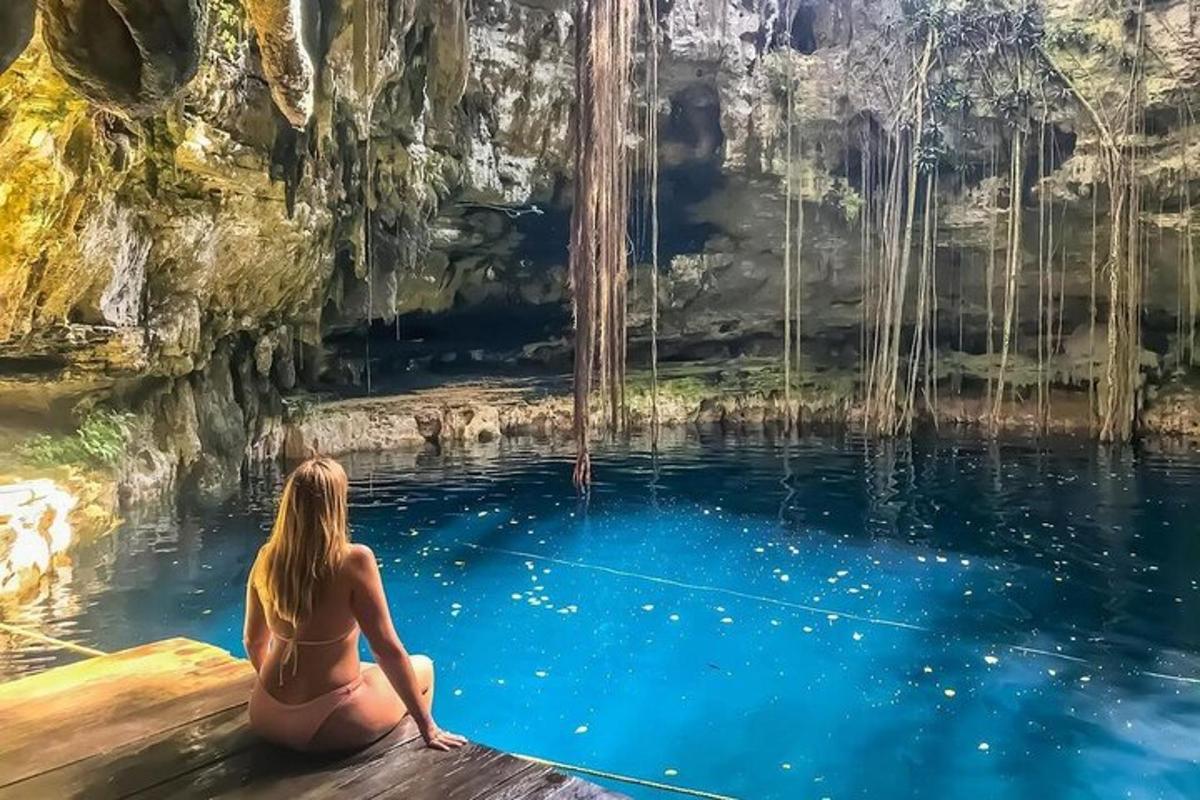 uma mulher sentada na água em uma caverna