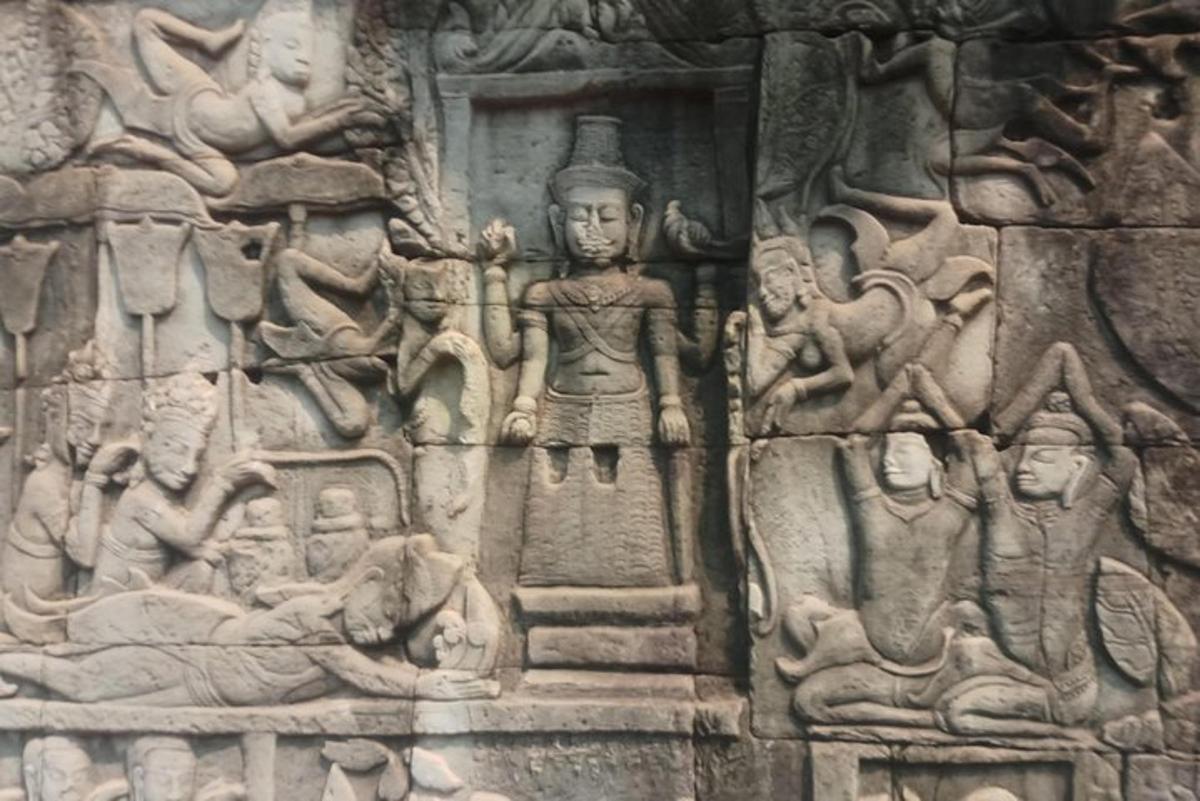 eine Steinmauer mit einer Reihe von Statuen darauf