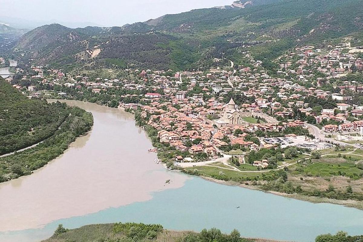 una vista aerea di una città vicino a un fiume