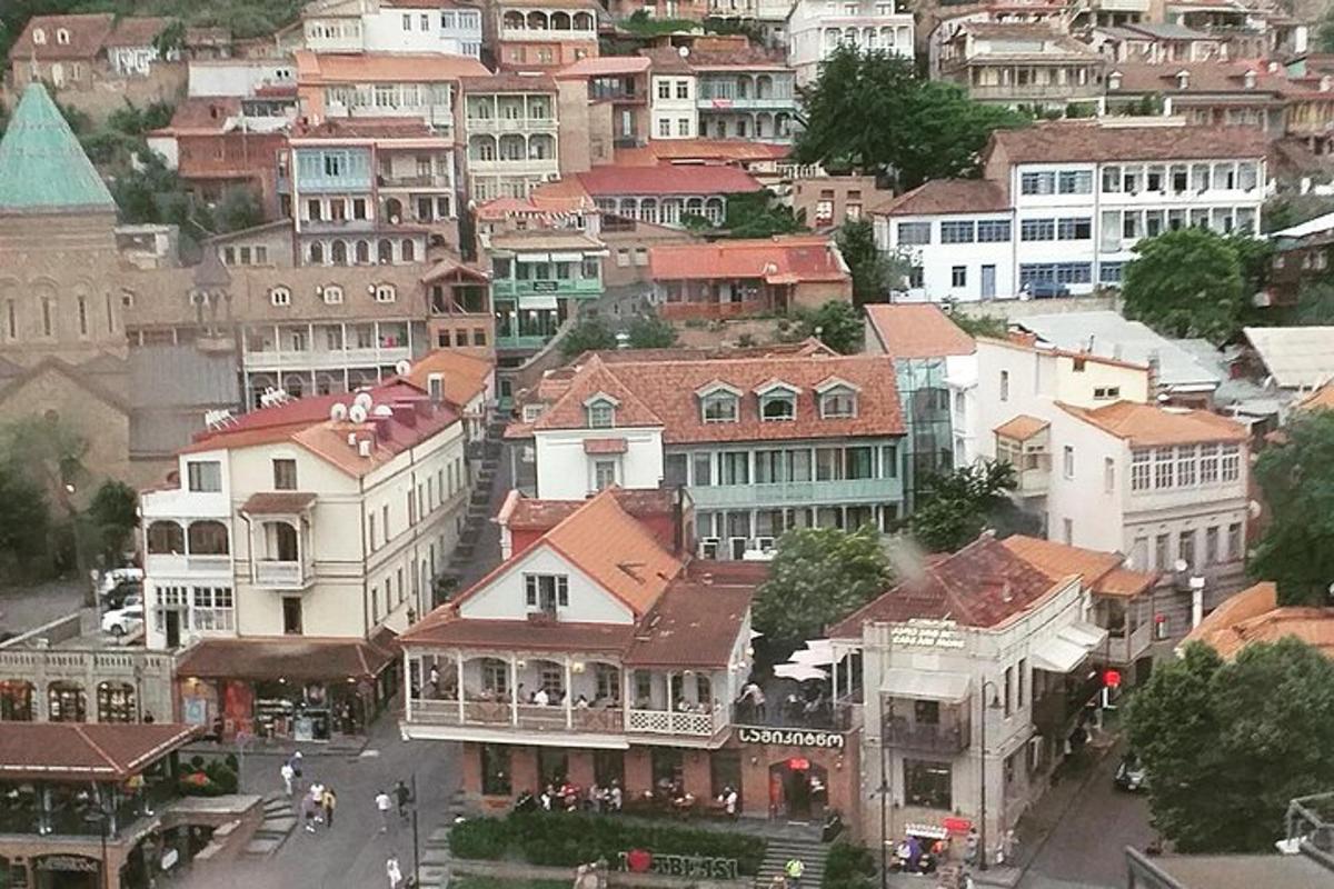 un gruppo di edifici in una città con una strada